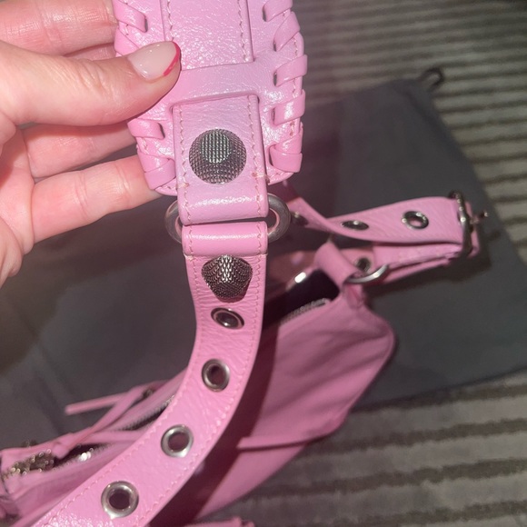 Le Cagole XS Shoulder Bag in light pink lambskin - Picture 4 of 13